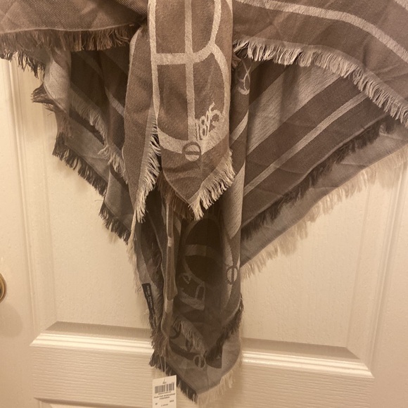 Henri Bendel scarf with fur trim. - Picture 7 of 7